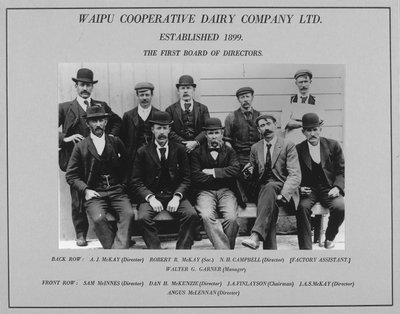De eerste raad van bestuur van de Waipu Cooperative Dairy Company, 1899 door New Zealander Photographer